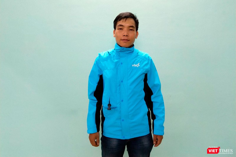 Anh Nguyễn Văn Long giới thiệu về chiếc áo bảo hiểm có túi khí hoàn toàn thời trang và mặc như một chiếc áo chống nắng. Anh Nguyễn Văn Long giới thiệu về chiếc áo bảo hiểm có túi khí hoàn toàn thời trang và mặc như một chiếc áo chống nắng.