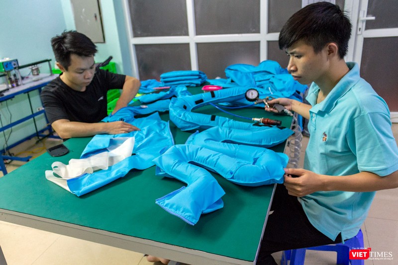 Các quá trình thiết kế và kiểm tra độ hoàn thiện của chiếc áo bảo hiểm đều được thực hiện nghiêm ngặt để đạt được độ chính xác và tránh xảy ra ít lỗi nhất. Các quá trình thiết kế và kiểm tra độ hoàn thiện của chiếc áo bảo hiểm đều được thực hiện nghiêm ngặt để đạt được độ chính xác và tránh xảy ra ít lỗi nhất.