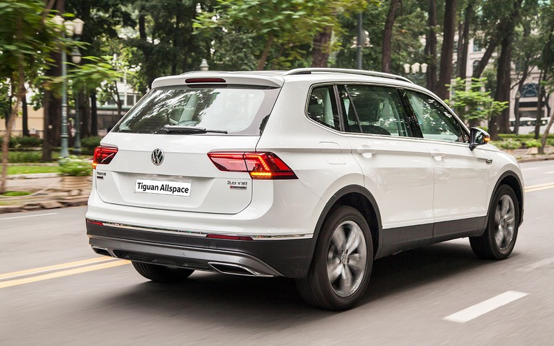 VW Tiguan Allspace 2018 nổi bật với các đường nét cứng cáp, bề thế và thể thao.