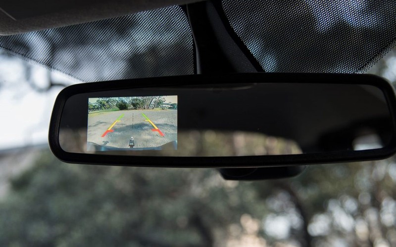 Camera lùi trên gương chiếu hậu.