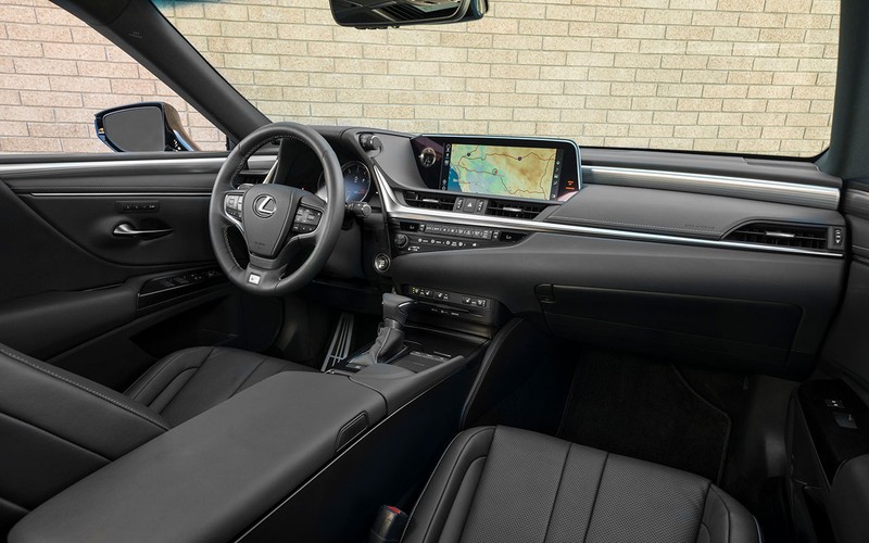 Nội thất trên Lexus ES 2019 hướng sự tập trung cho người lái.