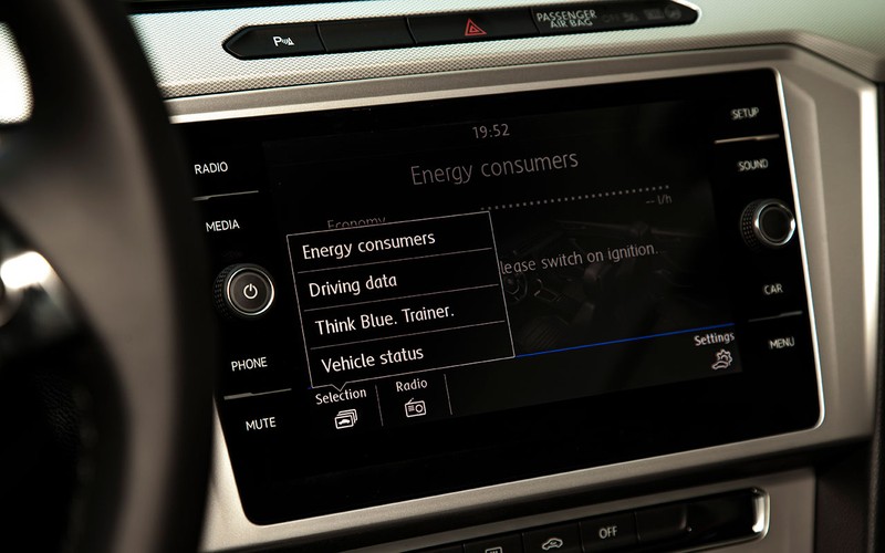 Hệ thống giải trí màn hình cảm ứng cỡ lớn 8 inch