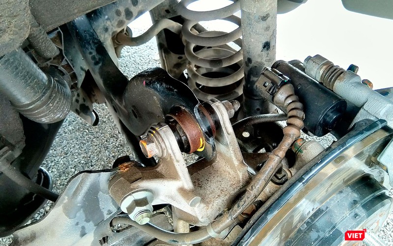 Khớp nối cao su trên thanh giằng bị hoen gỉ rất rõ ràng