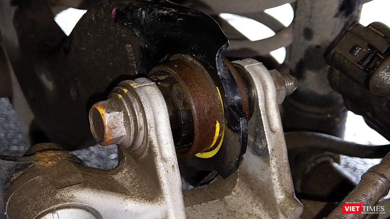 Kỹ sư Lê Văn Tạch cho biết hiện tượng hoen gỉ ở khu vực khớp nối thanh giằng phía bánh sau sẽ bị ảnh hưởng đến hoạt động của khớp khi xe vận hành trên đường xóc nếu nó hoen gỉ quá nhiều.