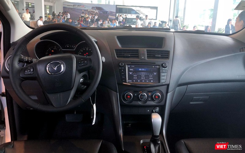 Tại Việt Nam, Mazda BT-50 2018 lần đầu tiên được trang bị màn hình DVD trung tâm và camera lùi trên gương chiếu hậu
