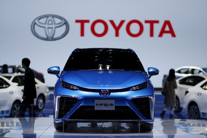 Một chiếc xe Toyota Mirai xuất hiện trong show trình diện tại triển lãm ô tô Thượng Hải. (Ảnh: Reuters)