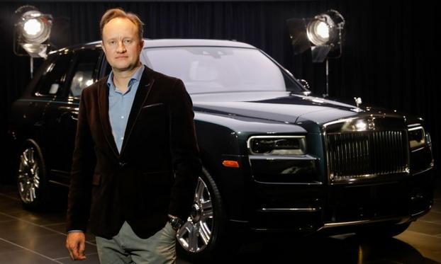 Giles Taylor bên cạnh chiếc Cullinan - chiếc SUV đầu tiên của thương hiệu Rolls-Royce.
