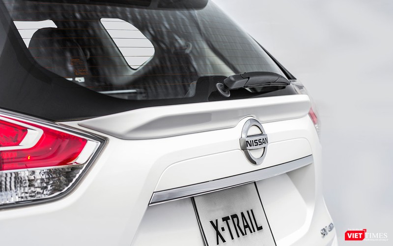 Cánh gió ốp trên cửa sau Cánh gió ốp trên cửa sau