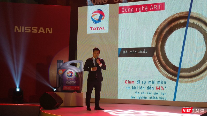 Đại diện của Total Việt Nam giới thiệu những ưu điểm của dòng sản phẩm dầu nhớt mới.