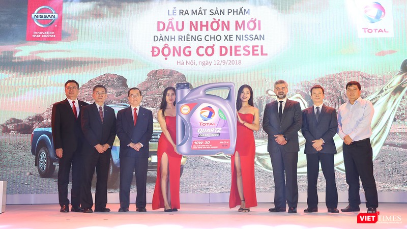 Đại diện Nissan Việt Nam và Total Việt Nam giới thiệu sản phẩm dầu nhớt mới dành cho động cơ Diesel của xe Nissan.