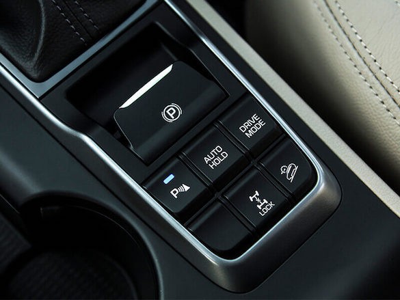 Thường thì các xe sử dụng hệ thống phanh tay điện tử hay đi kèm thêm tính năng giữ phanh tự động Auto Hold.