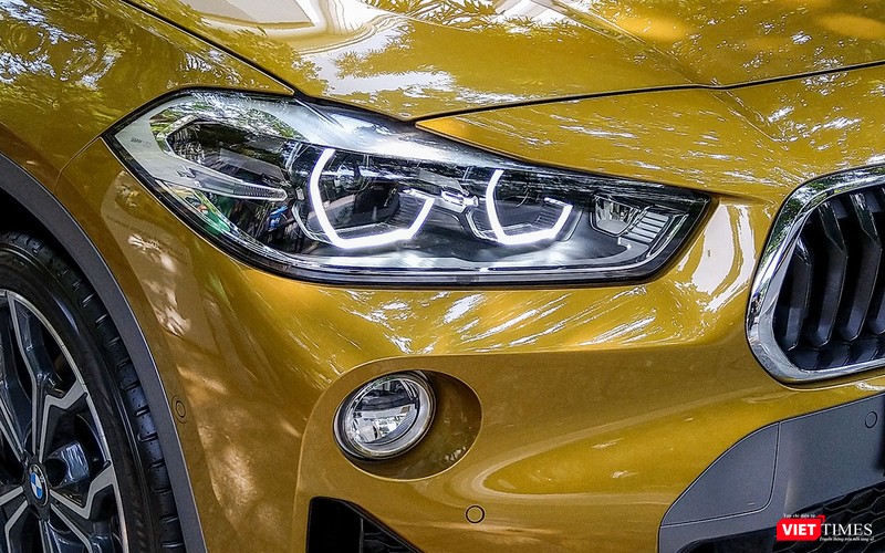 Cụm đèn pha Bi-LED nổi bật với dải LED ban ngày với phong cách Angel Eyes đặc trưng của BMW, kết hợp với đèn sương mù phía dưới thiết lập đặc điểm nhận dạng đặc trưng của gia đình X-Series.