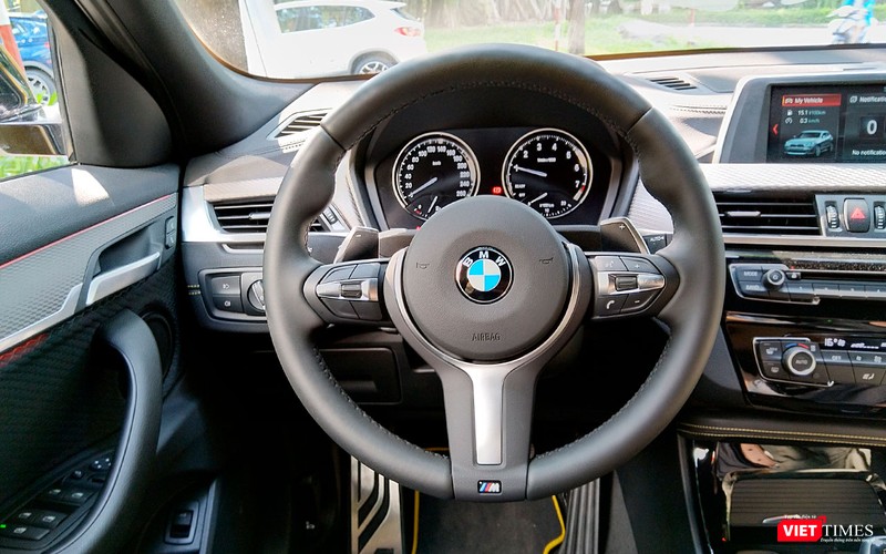 Do là phiên bản M Sport X nên X2 sở hữu bộ vô-lăng thể thao 3 chấu với logo M xuất hiện ở phía dưới.