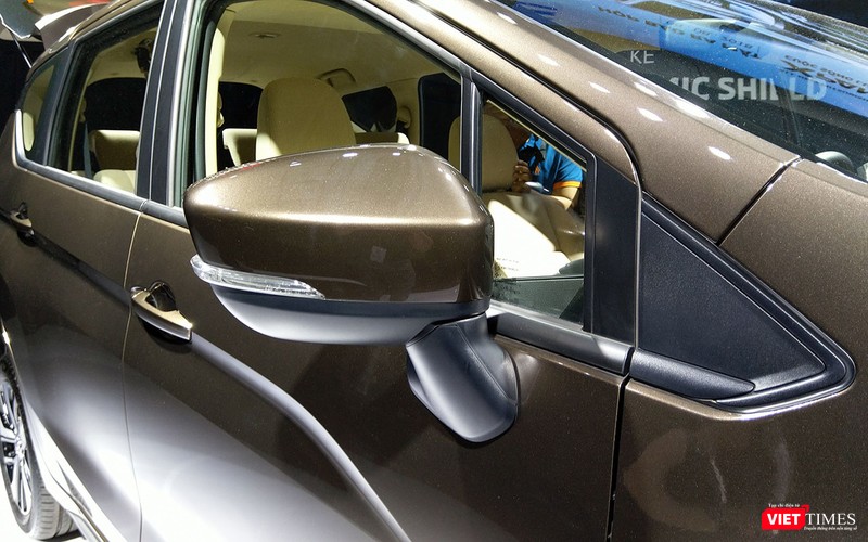 Gương chiếu hậu tích hợp đèn xi nhanh nhưng ở bản số sàn sẽ có màu sơn trùng với màu ngoại thất.