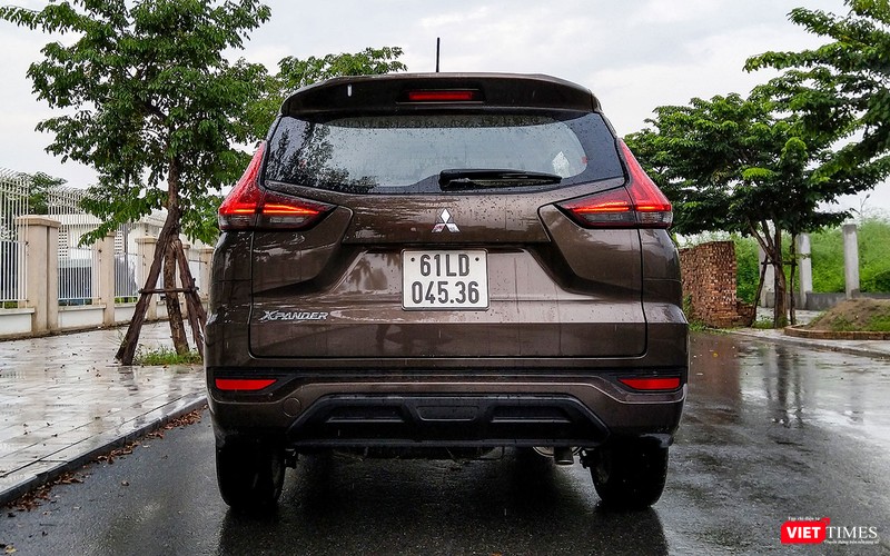 Cụm đèn hậu thiết kế bắt mắt với hiệu ứng LED chạy theo cả chiều dọc lẫn chiều ngang.