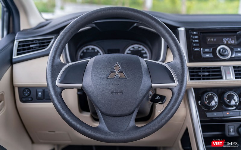 Vô lăng bọc nhựa không được tích hợp một nút bấm chức năng nào ngoài còi xe.