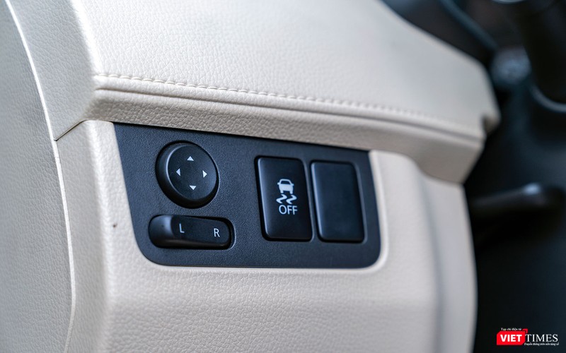 Gương chỉnh điện nhưng chỉ có gập tay trên bản số sàn.