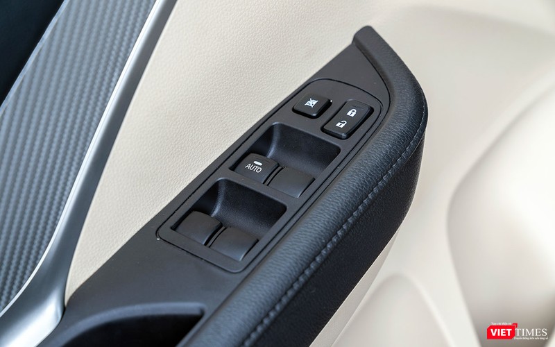 Cửa kính nâng hạ tự động cho vị trí lái.