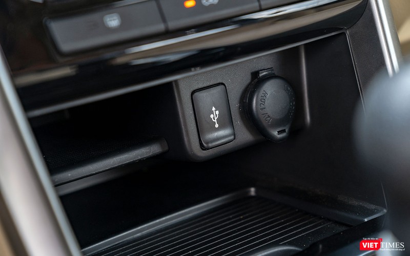 Cổng USB được bố trí ở hốc đồ phía dưới của bảng điều khiển trung tâm.