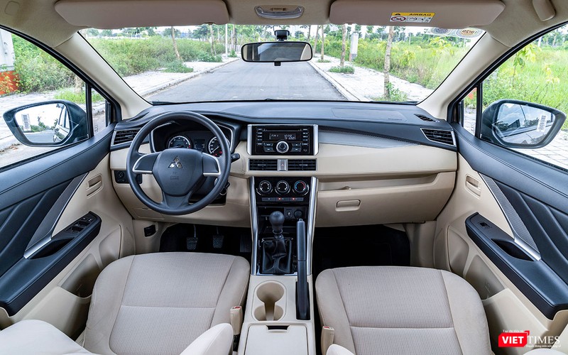 Tổng thế khoang lái của Mitsubishi Xpander phiên bản số sàn dù sử dụng chủ yếu bằng nhựa cứng và chất liệu nỉ nhưng không hề tạo cảm giác rẻ tiền.