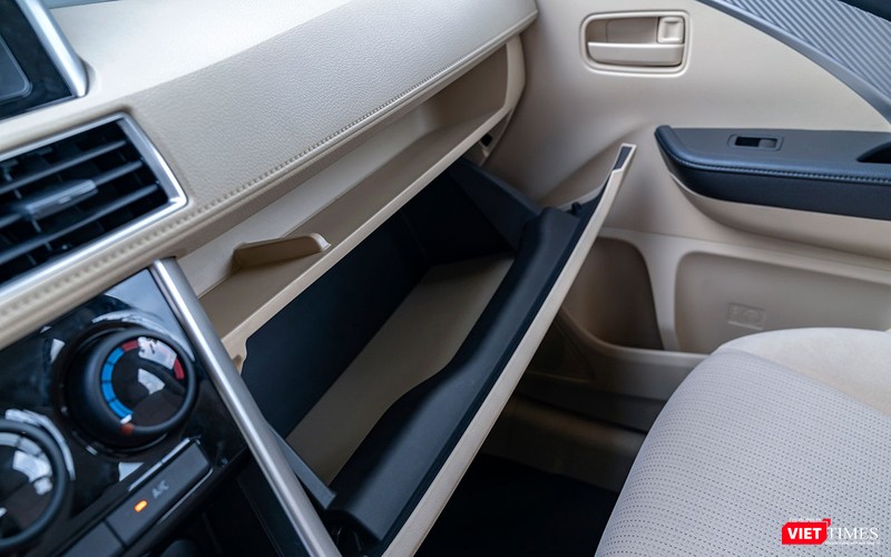 Hốc chứa đồ bên ghế phụ phía trước được thiết kế 2 tầng.