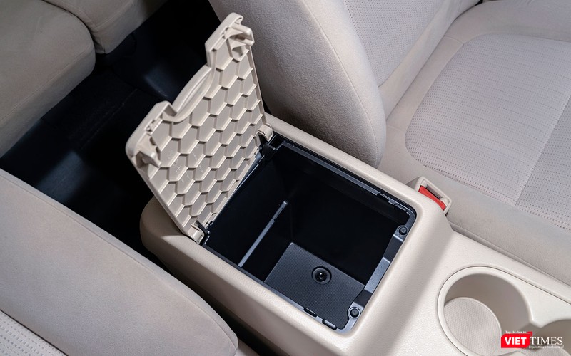 Hốc đựng đồ trung tâm hàng ghế trước cho phép chứa tới 4 chai nước, tuy nhiên nắp đậy trên bản số sàn có vẻ như không được chắc chắn.
