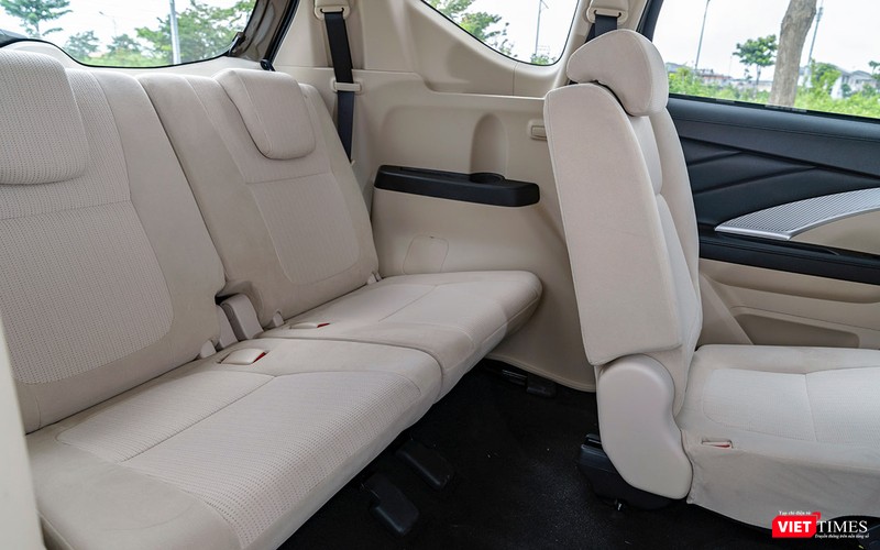 Không gian dành cho hành khách ngồi ở hàng ghế thứ 3 vẫn rất rộng rãi.