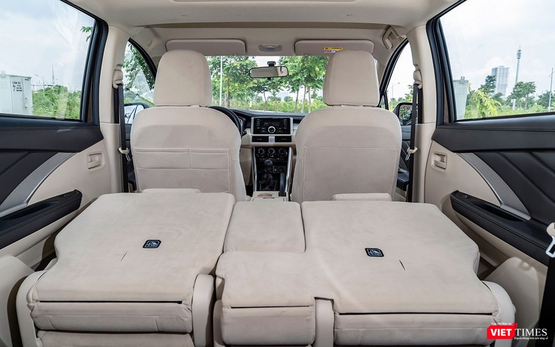 Tạo tác gập hàng ghế thứ 2 xuống vô cùng đơn giản với chỉ một thao tác gạt lẫy.