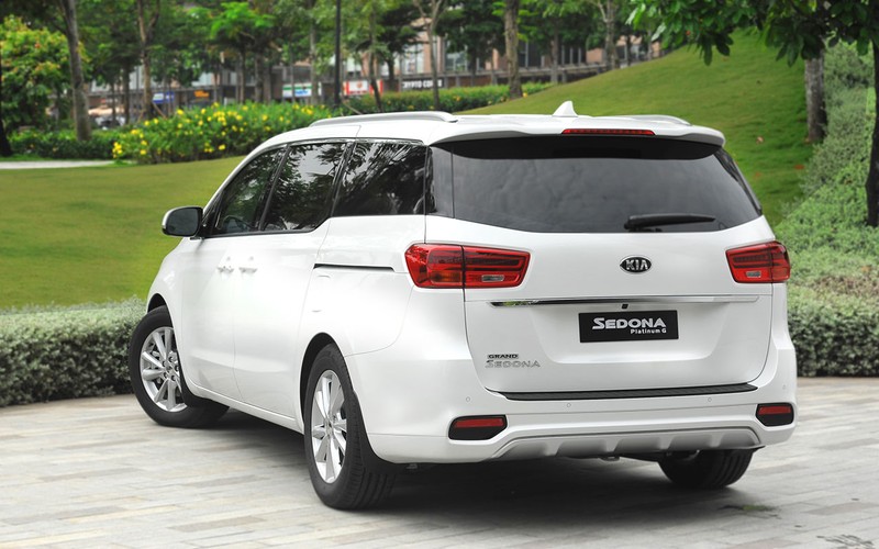 Cụm đèn hậu và đèn phản quang đã được làm mới. Cụm đèn hậu và đèn phản quang đã được làm mới.