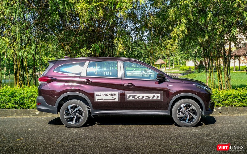 Toyota Rush có khoảng sáng gầm xe 220mm, cao hơn cả người anh Toyota Fortuner.