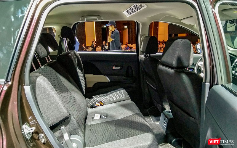 Hàng ghế thứ 2 tuy không có bệ tỳ tay nhưng đủ 3 vị trí tựa đầu cho hành khách có thể điều chỉnh được. Trần xe có thêm dàn lạnh thứ 2.