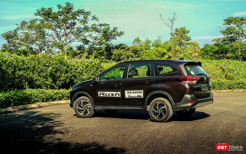 Phần đuôi của Toyota Rush lại có thiên hướng gióng như một mẫu MPV.