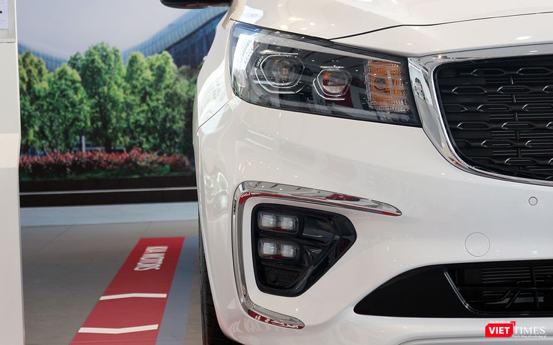 Điểm dễ dàng nhận ra ở phần đầu xe của Kia Sedona 2018 phiên bản mới chính là hệ thống đèn pha công nghệ LED được cải tiến cao cấp, hiện đại hơn đèn HID hiện nay, mang đến hiệu quả chiếu sáng vượt trội hỗ trợ người sử dụng lái xe an toàn.