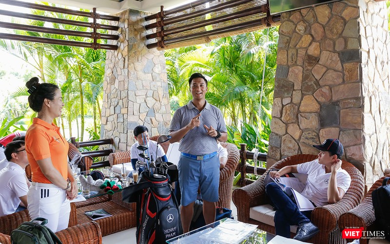 Huấn luyện viên của sân VinPearl Golf Phú Quốc Resort giới thiệu về lịch sử bộ môn golf và các loại gậy sử dụng trong bộ môn thể thao quý tộc này.