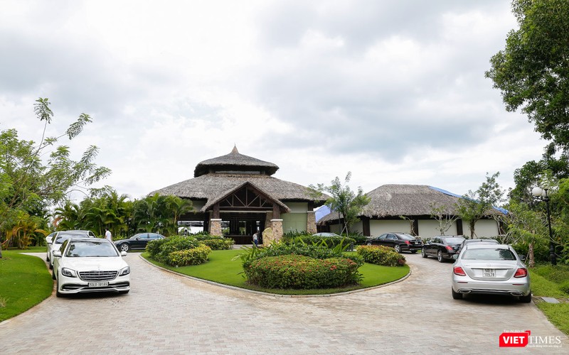 Đoàn xe Mercedes-Benz S-Class và S Maybach dừng đỗ trước sảnh khu vực sân VinPearl Golf Phú Quốc Resort.