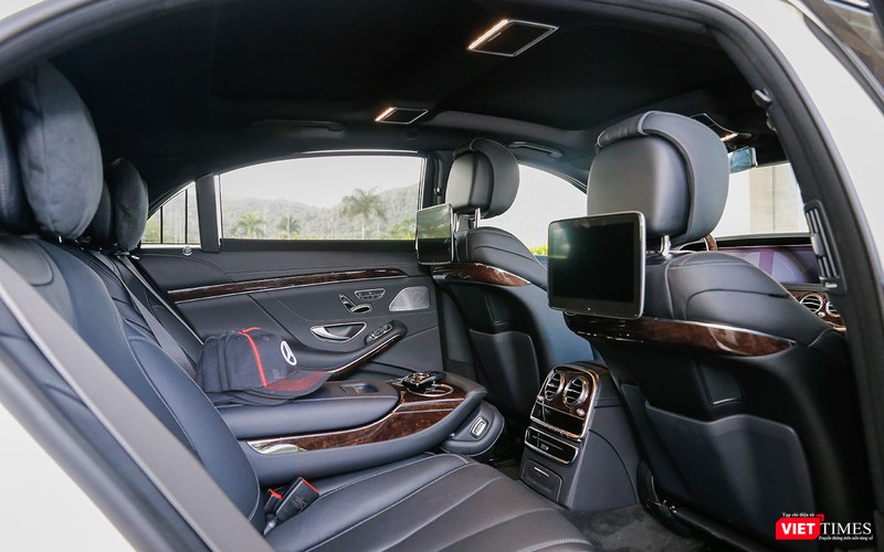 Không gian phía sau cực kỳ rộng rãi với các tiện ích biệt lập dành cho hành khách VIP