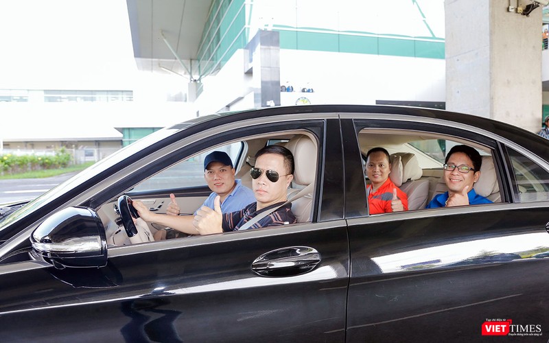 Thay vì cầm lái, tôi tranh thủ cảm nhận vị thế của một ông chủ trên Mẹc S là như thế nào.