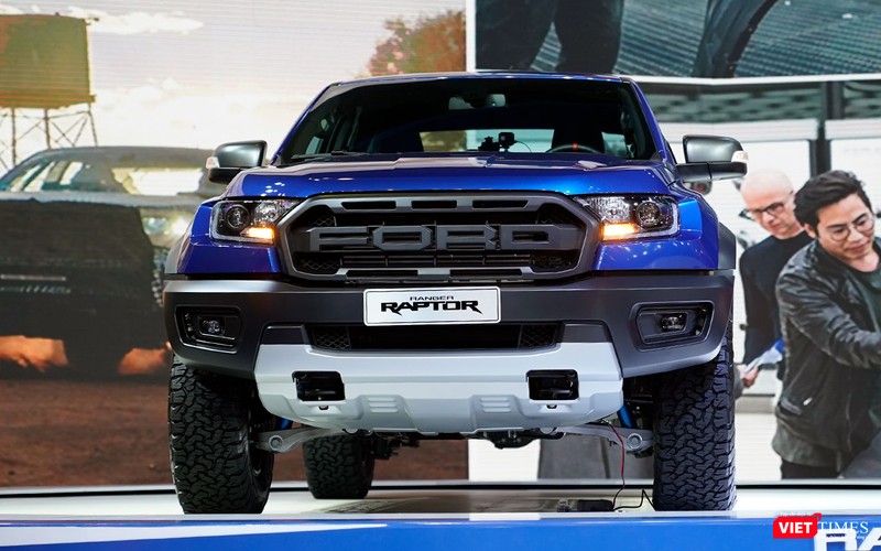Vẻ mặt cực ngầu của Ford Ranger Raptor với logo FORD chiếm toàn bộ diện tích lưới tản nhiệt. Vẻ mặt cực ngầu của Ford Ranger Raptor với logo FORD chiếm toàn bộ diện tích lưới tản nhiệt.