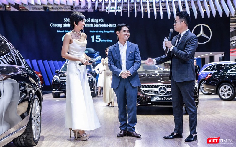 Hoa hậu Hoàn vũ Việt Nam 2017 – H’Hen Niê là khách mời trong buổi ra khai mạc gian hàng Mercedes-Benz.