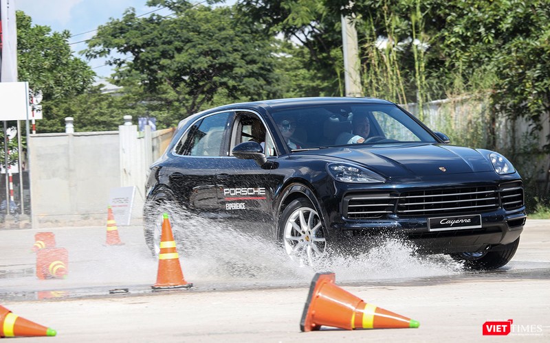 Mọi thứ vẫn được kiểm soát dù chiếc xe đã thoáng chốc bị trôi trượt theo quán tính do bề mặt đường quá trơn.