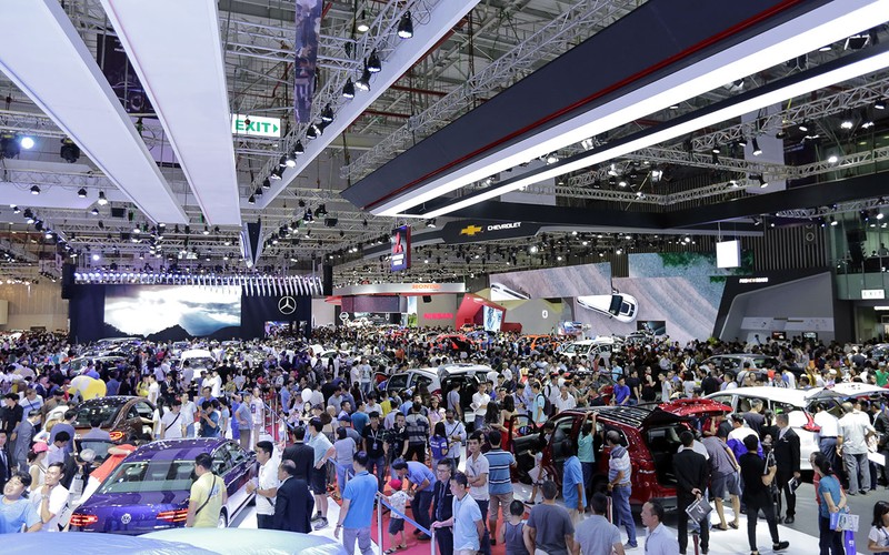 Sự đa dạng trong việc trưng bày sản phẩm từ phổ thông cho tới cao cấp giúp cho khách tham quan có dịp được thỏa thích ngắm nhìn và lựa chọn.