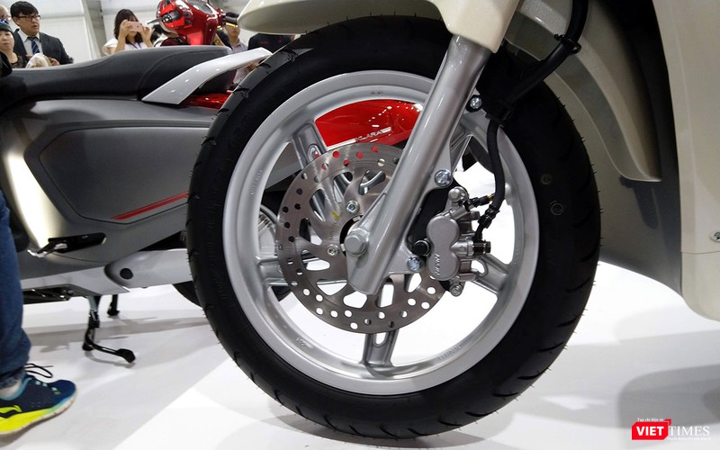 Phanh đĩa được trang bị cho cả bánh trước và sau được cung cấp bởi hãng Nissin Việt Nam.