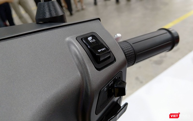 Chế độ vận hành Eco và Sport được điều chỉnh qua công tắc bấm.