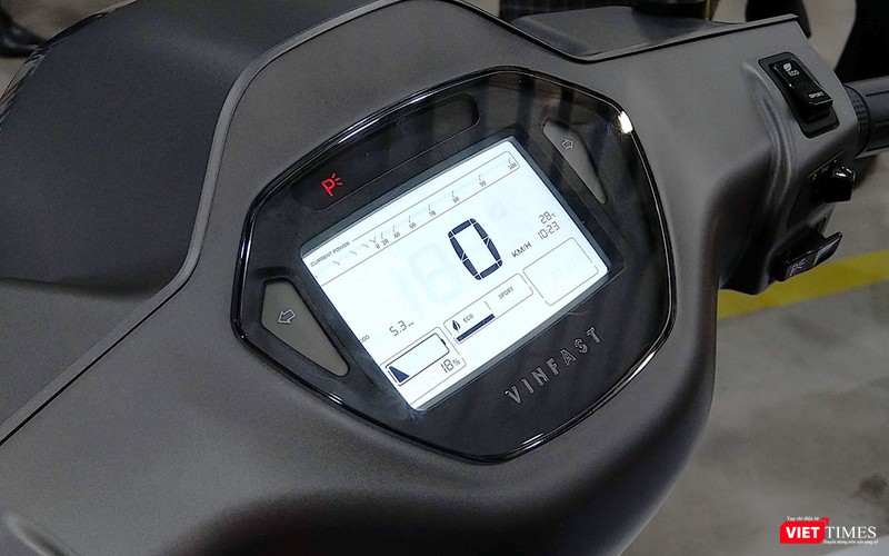 Cụm đồng hồ sử dụng bằng màn hình hiển thị LCD cho phép kết nối với các thiết bị ngoại vi thông minh.