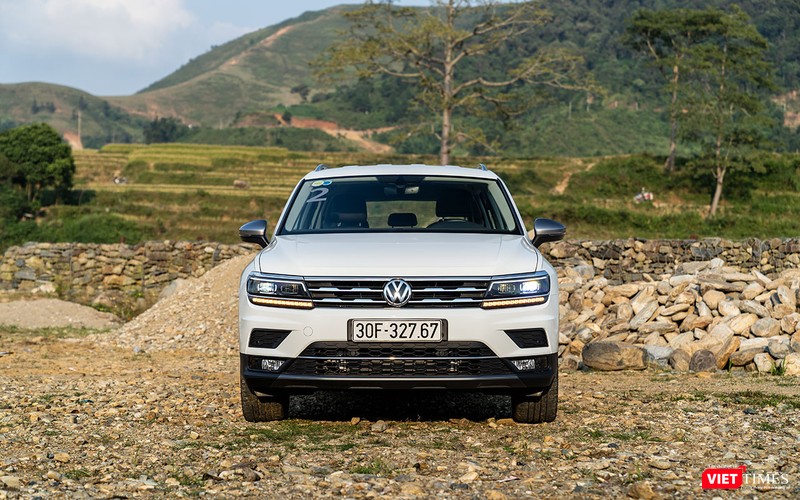VW Tiguan Allspace 2018 đã không còn nữ tính với các đường nét bo tròn như ở thế hệ cũ. VW Tiguan Allspace 2018 đã không còn nữ tính với các đường nét bo tròn như ở thế hệ cũ.