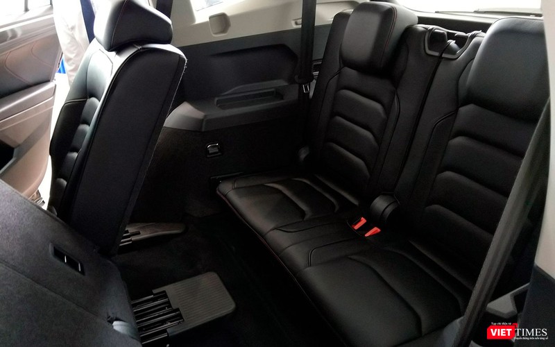 Mặc dù kích thước lớn hơn so với các đối thủ nhưng hàng ghế thứ 3 của Tiguan Allspace vẫn không thật sự rộng rãi. Mặc dù kích thước lớn hơn so với các đối thủ nhưng hàng ghế thứ 3 của Tiguan Allspace vẫn không thật sự rộng rãi.