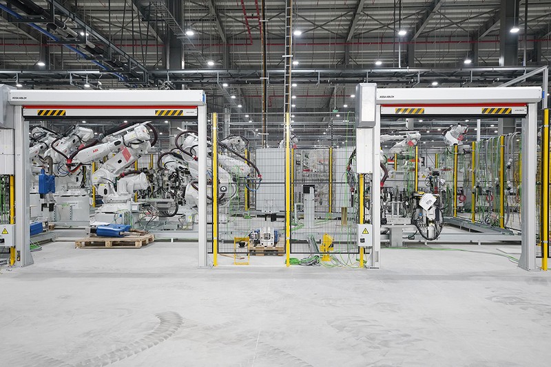 Các Robot hoặc nhóm Robot đều có "phòng riêng" được ngăn sách bởi các "cửa an toàn" trang bị công nghệ hiện đại đảm bảo an toàn tuyệt đối khi vận hành.