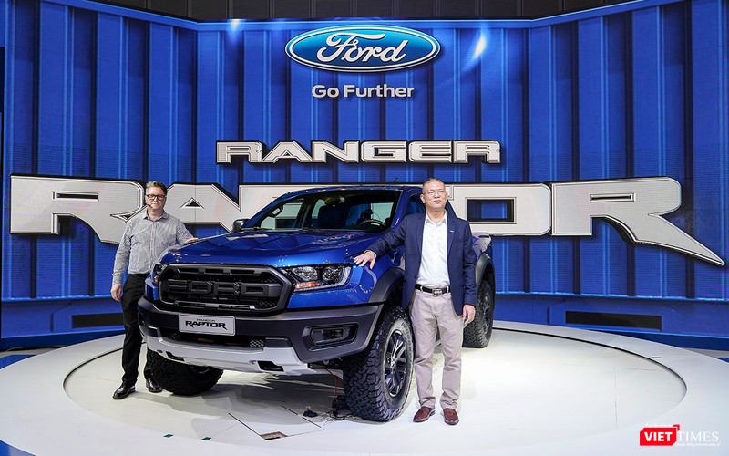Ông Damien Ross - kỹ sư trưởng dòng Ranger Raptor và ông Ông Phạm Văn Dũng - Tổng Giám đốc Ford Việt Nam bên cạnh chiếc Ford Ranger Raptor được ra mắt tại triển lãm VMS 2018.