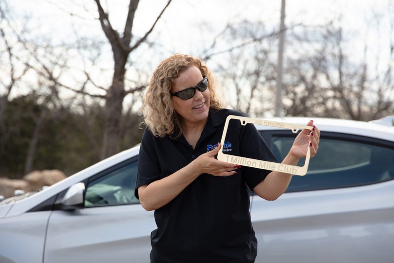 Cô Haines rất bất ngờ khi được Hyundai tặng một chiếc Elantra 2019 mới.