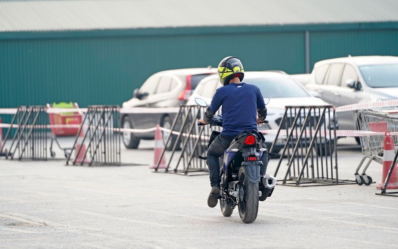 Khách hàng trải nghiệm SYM Star SR 170 trong buổi trải nghiệm Offline tại Hà Nội. (Thử khả năng tăng tốc)